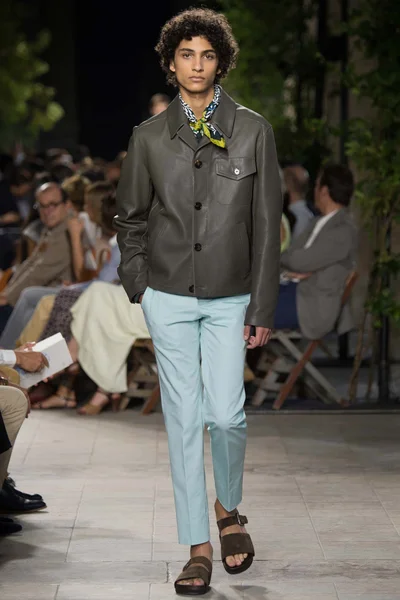 Look 15